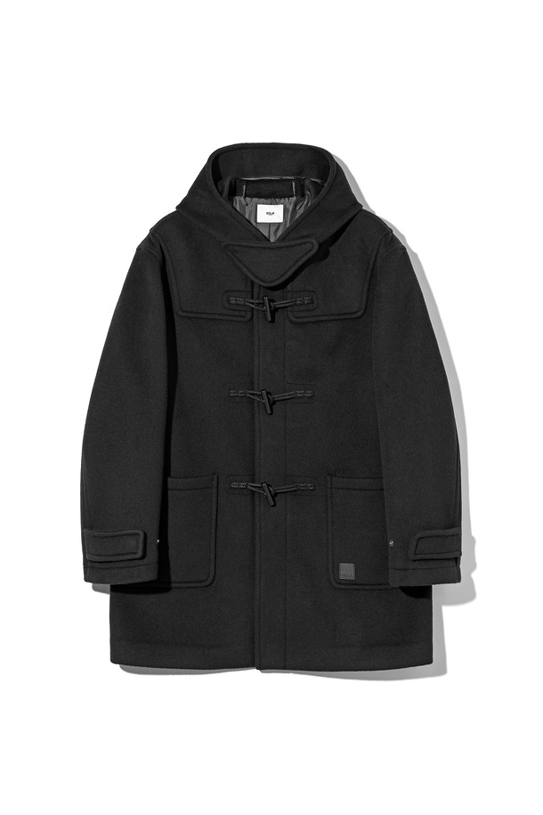 남녀공용 프레피 중힙 더플코트[BLACK](UBAHC20_39)는 클래식, 베이직, 미니멀 스타일을 지향하는 분들을 위한 겨울철 필수 아이템입니다. 블랙과 네이비 두 가지 색상으로 출시되어 출근룩, 데이트룩, 모임룩 등 다양한 TPO에 활용할 수 있습니다. 울, 폴리에스터, 레이온, 캐시미어, 나일론, 면, 아크릴 등 다양한 소재가 혼방되어 부드러운 촉감을 선사하며, 후드, 플랩 포켓, 안감 처리, 두툼한 원단 등 디테일 요소가 돋보입니다. 레귤러핏과 여유핏으로 편안하게 착용 가능하며, 중힙 기장과 토글 여밈 방식이 특징입니다. 긴 소매 기장의 더플코트로 겨울철 따뜻함과 스타일을 동시에 잡으세요.
