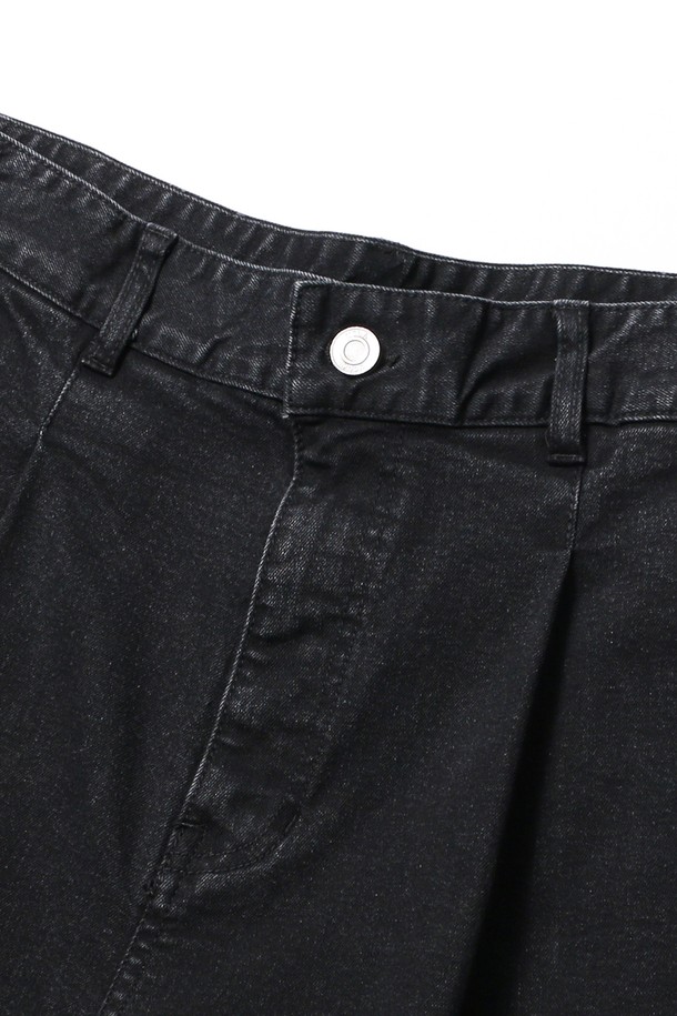 남녀공용 원턱 와이드 데님 팬츠[BLACK](UBADP90_39)는 캐주얼과 클래식 스타일을 모두 아우르는 데님 팬츠입니다. 봄, 여름, 가을, 겨울 사계절 모두 착용 가능하며, 유행을 타지 않는 블랙 컬러의 무지 디자인으로 폭넓게 활용할 수 있습니다. 넉넉한 와이드 핏과 부드러운 촉감, 약간의 신축성이 편안한 착용감을 선사합니다. 원턱 디테일과 클래식한 포켓 디자인이 돋보이며, 뒷면 레터 라벨로 포인트를 더했습니다. 비침 걱정 없이 데일리룩을 완성해보세요.
