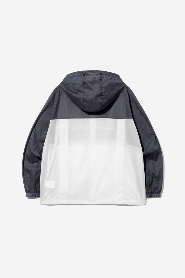 남녀공용 절개 배색 초경량 윈드레이커 재킷[DK-GREY](UB3UJ5A_36)은 다크그레이와 화이트 배색으로 스포티하고 캐주얼한 스타일을 연출합니다. 봄, 가을 시즌에 적합하며, 일상과 스포츠 활동 모두에 활용 가능한 윈드브레이커입니다. 가볍고 시원한 착용감을 제공하는 나일론 소재로 제작되었으며, 초경량 및 방풍 기능을 갖춰 활동성을 높였습니다. 레귤러핏에 집업 스타일로 편안하게 착용 가능하며, 절개 디테일이 돋보이는 디자인입니다. 산책, 러닝, 여행 등 다양한 TPO에 미니멀하게 코디할 수 있습니다.
