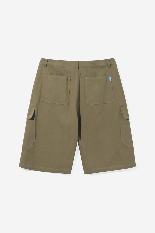 남녀공용 카고 포켓 버뮤다 팬츠[DK-BEIGE](UB4SP85_27)는 캐주얼한 무드의 베이지 컬러 버뮤다 팬츠입니다. 루즈핏으로 편안한 착용감을 선사하며, 봄, 여름 시즌에 적합합니다. 넉넉한 카고 포켓 디테일이 특징으로, 여행룩, 휴가룩, 캠핑룩 등 다양한 TPO에 활용 가능합니다. 미니멀, 워크웨어 스타일을 즐기는 분들께 추천하며, 데일리룩으로도 손색없는 아이템입니다.
