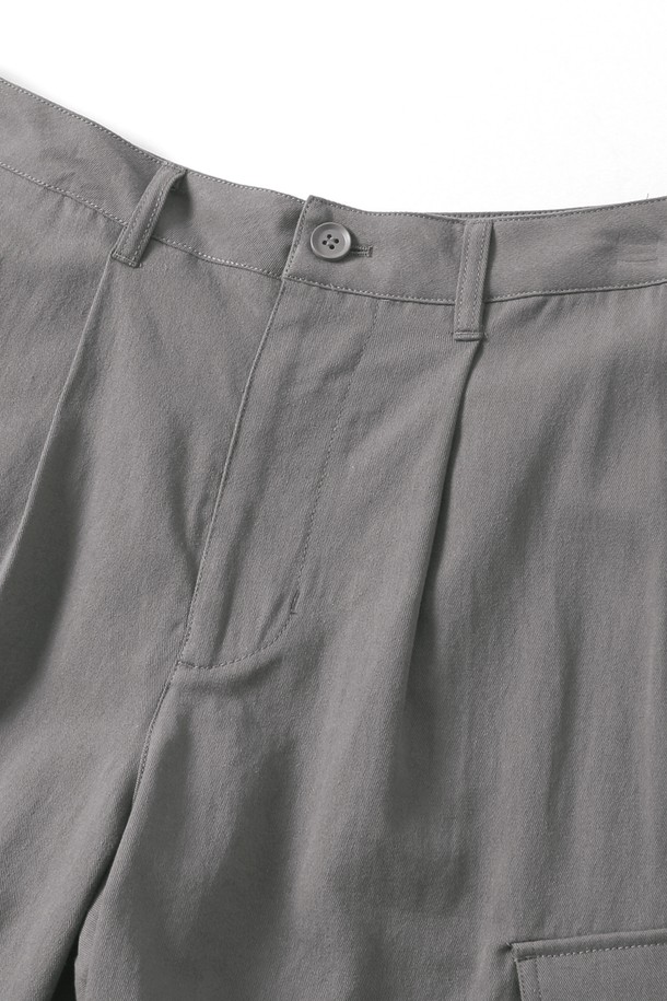 남녀공용 카고 포켓 버뮤다 팬츠[DK-KHAKI](UB4SP85_64)는 여름철 일상, 휴가, 여행 등 다양한 TPO에 활용하기 좋은 5부 기장의 캐주얼 팬츠입니다. 카키 컬러의 무지 디자인으로 미니멀하고 시티보이 스타일을 연출하기 용이하며, 레귤러 핏으로 편안한 착용감을 선사합니다. 넉넉한 수납을 돕는 카고 포켓 디테일이 특징이며, 밴딩 처리가 없는 디자인입니다.
