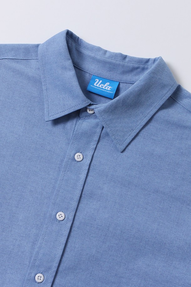 **옥스포드 오버핏 반팔 셔츠[BLUE](UB4SS80_43)**는 캐주얼하고 미니멀한 스타일을 추구하는 분들을 위한 셔츠입니다. 얇고 부드러운 면 소재로 제작되어 봄, 여름 시즌에 시원하게 착용하기 좋습니다. 무지 디자인에 오버핏으로 편안한 착용감을 선사하며, 카라넥과 반소매 기장으로 깔끔한 느낌을 줍니다. 시원한 블루 컬러는 어떤 스타일에도 잘 어울려 데일리 셔츠로 활용하기 좋습니다. 옥스포드 소재 특유의 고급스러운 질감이 돋보이는 제품입니다.
