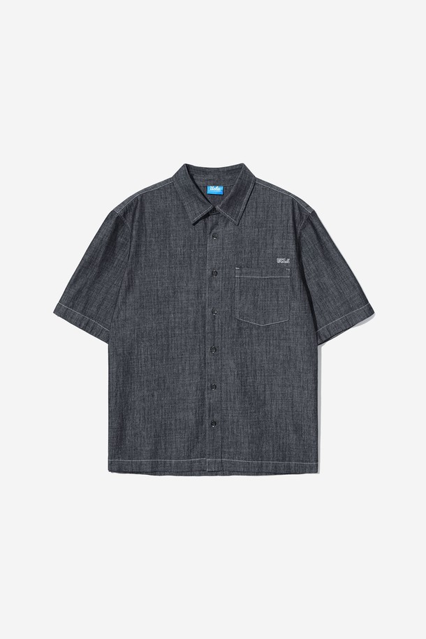 남녀공용 쿨프래쉬 세미 오버핏 경량 데님 반팔 셔츠[BLACK](UB5SS84_39)는 시원한 여름을 위한 필수템입니다. 가볍고 통기성이 뛰어난 데님 소재에 쿨프래쉬 기능까지 더해져 쾌적한 착용감을 선사합니다. 차이나 칼라 디자인과 무지 패턴으로 미니멀하고 캐주얼한 스타일을 연출하며, 여행룩과 휴가룩에 활용하기 좋습니다. 오버핏으로 편안함은 물론, 시티보이 스타일까지 완성할 수 있습니다. 블랙 컬러는 어떤 옷에도 잘 어울려 데일리 셔츠로 제격입니다.
