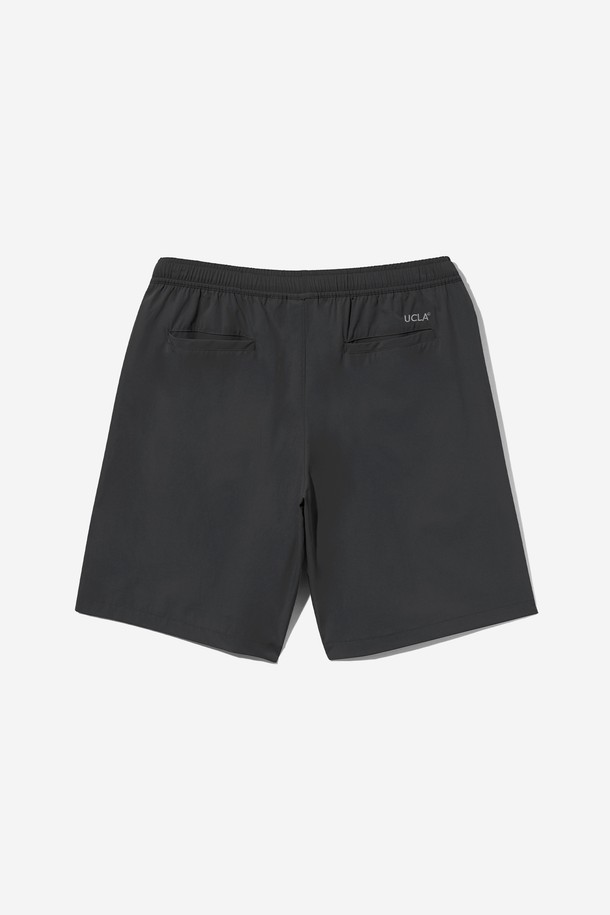 **남녀공용 나일론 스판 4부 풀밴딩 팬츠[BLACK](UB3SP95_39)**

일상, 휴가, 여행 등 다양한 TPO에 활용하기 좋은 남녀공용 4부 반바지입니다. 부드러운 촉감의 나일론 스판 소재로 제작되어 편안한 착용감을 선사합니다. 허리 전체가 밴딩 처리되어 활동성을 높였으며, 베이직하고 캐주얼한 스타일로 어떤 상의와도 쉽게 매치할 수 있습니다. 얇은 두께감으로 여름철 시원하게 착용 가능하며, 레귤러핏으로 편안한 핏을 제공합니다. 무지 디자인의 블랙 컬러로 미니멀한 스타일을 연출해보세요.
