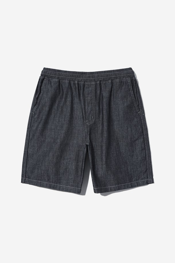 남녀공용 쿨프래쉬 풀밴딩 경량 데님 버뮤다 팬츠[BLACK] (UB5DH84_39)는 봄, 여름, 가을 시즌에 편안하게 착용할 수 있는 데일리 버뮤다 팬츠입니다. 부드러운 촉감의 레이온, 면, 폴리에스터 혼방 소재로 제작되어 가볍고 시원한 착용감을 제공합니다. 허리 전체가 밴딩 처리되어 활동성을 높였으며, 블랙 색상에 레귤러핏으로 캐주얼하고 베이직한 스타일을 연출합니다. 5부 기장으로 시원하며, 백 포켓 자수 디테일과 사이드 파이핑으로 포인트를 더했습니다. 동네 마실룩, 여행룩 등 다양한 TPO에 활용하기 좋은 아이템입니다.
