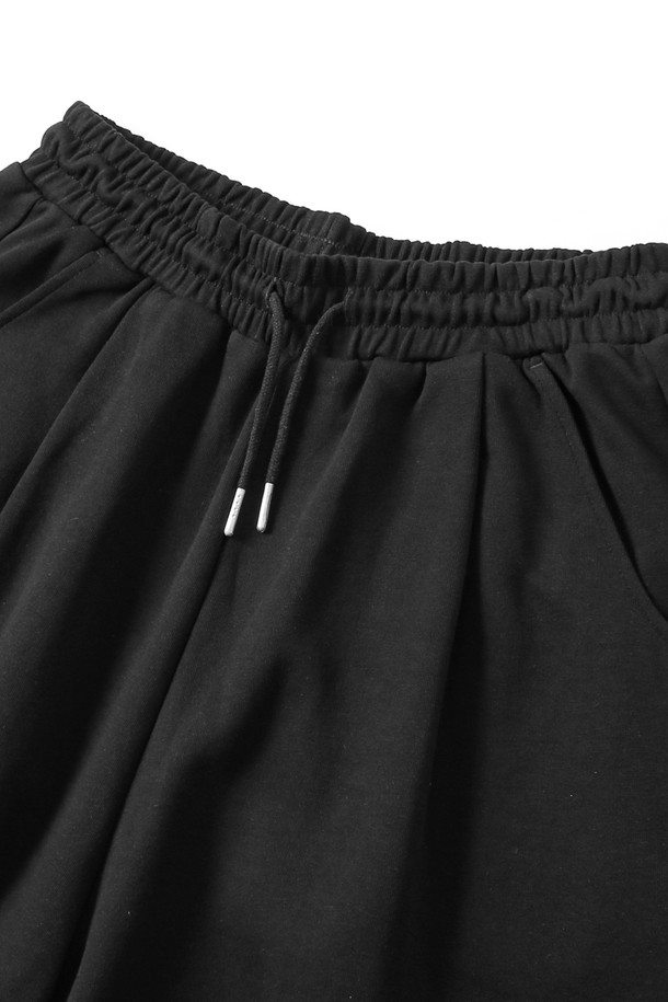 남녀공용 풀밴딩 버뮤다 팬츠입니다. 편안한 착용감을 선사하는 풀밴딩 디자인과 활동성을 높여주는 원턱 디테일이 특징입니다. 캐주얼하고 미니멀한 스타일로 여행룩, 휴가룩 등 다양한 TPO에 활용하기 좋습니다. 시원한 5부 기장과 블랙 컬러로 어떤 상의와도 쉽게 매치할 수 있으며, 봄, 여름 시즌에 적합합니다. 레귤러핏으로 제작되어 편안한 착용감을 제공합니다.
