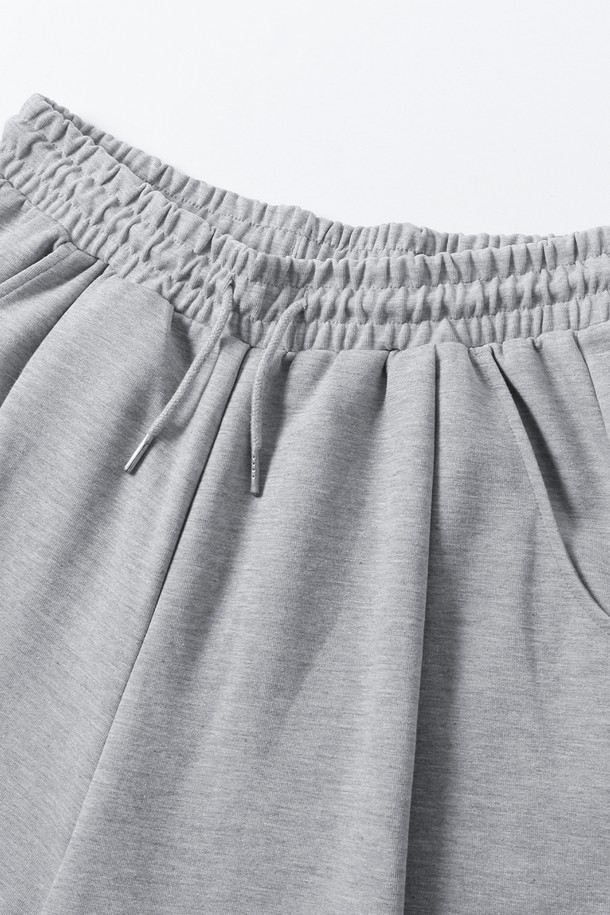 남녀공용 풀밴딩 버뮤다 팬츠입니다. 편안한 착용감을 선사하는 풀밴딩 디자인과 시원한 5부 기장으로 여름철 데일리룩에 제격입니다. 캐주얼한 무드의 그레이 컬러에 원턱 디테일을 더해 미니멀하고 시티보이 스타일을 연출하기 좋습니다. 휴가룩, 캠핑룩 등 다양한 TPO에 활용 가능하며, 루즈핏으로 편안함을 강조했습니다.
