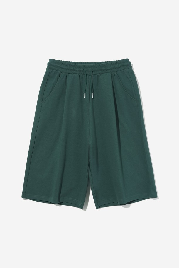 남녀공용 풀밴딩 원턱 버뮤다 팬츠[GREEN](UB5SP84_66)는 편안하고 스타일리시한 여름철 데일리룩을 완성해 줄 5부 기장의 바지입니다. 시원한 그린 컬러와 루즈핏 디자인으로 캐주얼, 미니멀, 시티보이 스타일을 연출하기 좋습니다. 허리 전체가 밴딩 처리되어 편안한 착용감을 제공하며, 원턱 디테일이 돋보이는 디자인입니다. 휴가룩이나 여행룩으로 활용하기에 적합하며, 무지 디자인으로 다양한 상의와 손쉽게 매치할 수 있습니다. 
