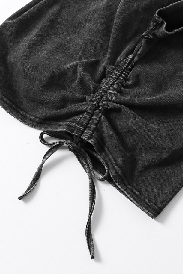 여성스러운 실루엣을 연출하는 블랙 컬러의 크롭 기장 반팔 티셔츠입니다. 부드러운 면 소재로 제작되어 얇고 가볍게 착용 가능하며, 캐주얼한 무드를 더합니다. 좌우 셔링 디테일이 특징이며, 라운드넥 디자인으로 봄, 여름 시즌 데일리룩에 활용하기 좋습니다.
