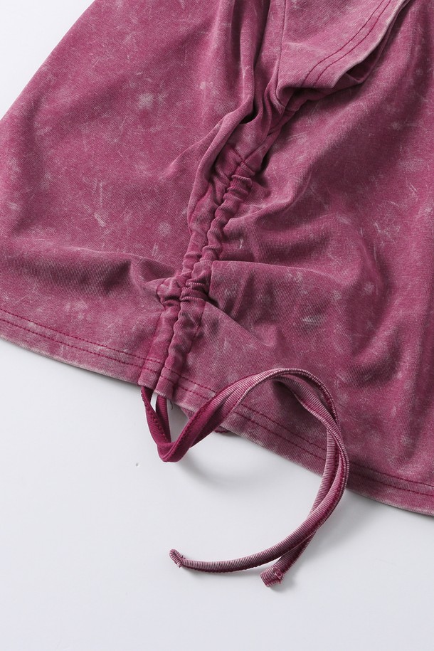 여성스러운 무드를 연출하는 좌우 셔링 디테일의 피그먼트 반팔 티셔츠입니다. 부드러운 촉감의 면, 폴리에스테르 혼방 소재로 제작되었으며, 크롭 기장과 세미 루즈핏으로 편안하게 착용 가능합니다. 베이지, 블랙, 와인 3가지 색상으로 출시되었으며, 봄, 여름, 가을 계절에 일상복으로 활용하기 좋습니다.
