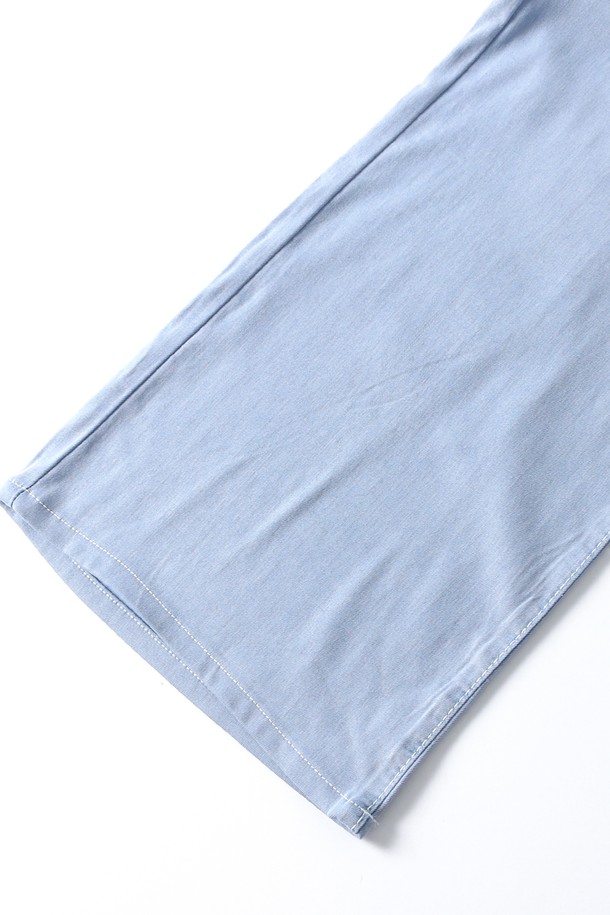 여성 라이트 세미 와이드핏 밴딩 팬츠(HB6LP54)는 봄, 여름 시즌에 적합한 세미 와이드 핏의 긴 바지입니다. 레이온, 폴리에스터, 폴리우레탄 혼방 소재로 제작되어 부드러운 촉감을 선사하며, 가볍게 착용할 수 있습니다. 캐주얼하고 도시적인 스타일을 연출할 수 있으며, 데님 패턴으로 디자인되었습니다. 허리 밴딩 처리로 편안함을 더했으며, 밝은 컬러의 경우 비침이 있을 수 있으니 이너 착용을 권장합니다. 일상 및 캐주얼 용도로 활용하기 좋은 아이템입니다.
