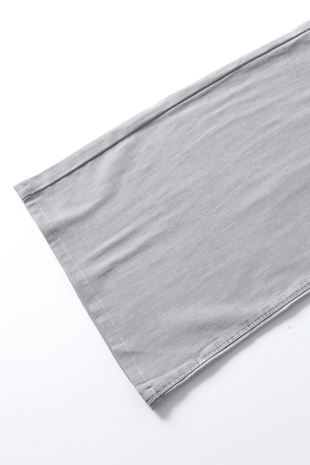 여성 라이트 세미 와이드핏 밴딩 팬츠(HB6LP54)는 편안함과 스타일을 모두 갖춘 데님 팬츠입니다. 라이트 그레이 컬러에 얇은 두께감으로 봄, 여름에 시원하게 착용하기 좋습니다. 무지 디자인에 세미 와이드핏으로 캐주얼하고 베이직한 스타일을 연출하며, 밴딩 처리로 편안한 착용감을 제공합니다. 일상생활은 물론, 가벼운 여행 시에도 활용하기 좋은 아이템입니다. 라이트 워싱 디테일이 더해져 한층 더 세련된 느낌을 줍니다.
