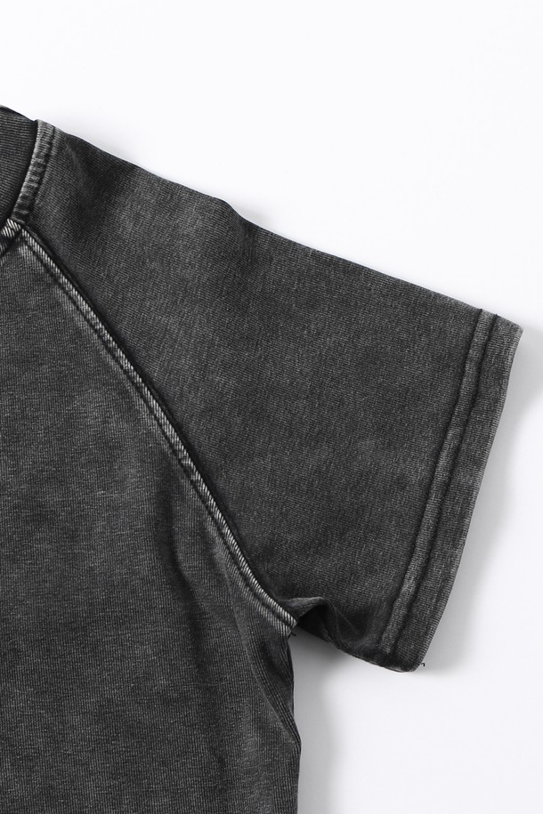 여성 멀티 절개 피그먼트 반팔 티셔츠(HB6STA3)는 캐주얼한 스타일의 여름 상의입니다. 얇은 두께감의 면 소재로 제작되었으며, 무지 디자인에 레귤러핏으로 편안하게 착용할 수 있습니다. 라운드 넥에 반소매 기장, 크롭 기장으로 시원하고 스타일리시하게 연출하며, 피그먼트 워싱 처리로 빈티지한 느낌을 더했습니다.
