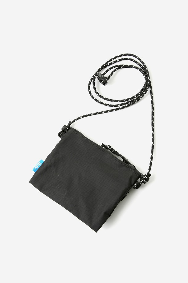 UCLA 사코슈백[BLACK](UBRAG65_39)은 남성용 가방으로, 여행룩, 산책룩, 출근룩에 모두 잘 어울리는 크로스백입니다. 블랙 색상의 무지 디자인에 나일론 소재를 사용하여 캐주얼, 미니멀, 시티보이 스타일을 연출하기 좋습니다. 가방은 사각 모양에 지퍼형 잠금 방식으로, 숄더 스트랩과 크로스백 기능을 갖춘 스몰 사이즈의 실용적인 아이템입니다. 데일리룩에 포인트 아이템으로 활용하거나 간단한 소지품을 휴대하기에 적합합니다.
