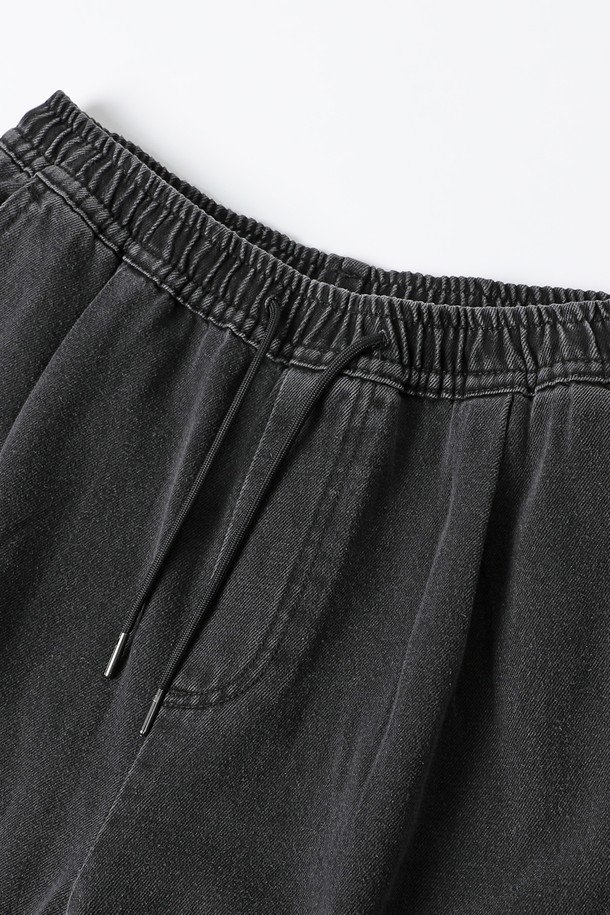 남성 원턱 풀밴딩 카고 팬츠(HB9LP06)는 캐주얼 스타일의 블랙 컬러 카고 팬츠입니다. 봄, 여름, 가을, 겨울 사계절 모두 착용 가능하며, 동네 마실룩에 적합합니다. 면과 폴리에스터 혼방 소재로 제작되어 적당한 두께감과 보통의 촉감을 제공하며 루즈핏으로 편안하게 착용할 수 있습니다. 허리 전체가 풀밴딩 처리되어 벨트 없이도 편안하며, 원턱 디테일과 입체적인 아웃포켓 디자인이 특징입니다. 과하지 않은 워싱으로 미니멀하고 클래식한 스타일을 연출할 수 있습니다.
