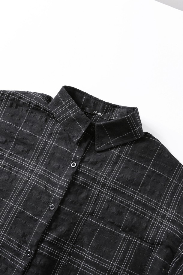 **여성 루즈핏 체크 긴팔 셔츠(HB6LS55)**는 베이직한 스타일의 여성 셔츠/블라우스로, 봄, 여름, 가을에 착용하기 좋습니다. 부드러운 면 소재로 제작되어 가볍고 편안하며, 루즈핏으로 활동성을 높였습니다. 블랙과 네이비 두 가지 색상으로 출시되었으며, 체크 패턴이 특징입니다. 일상뿐만 아니라 출근룩으로도 활용 가능한 클래식, 미니멀, 캐주얼 스타일의 긴팔 셔츠입니다. 비침이 거의 없고, 보통의 신축성을 가지고 있어 편안하게 착용할 수 있습니다.
