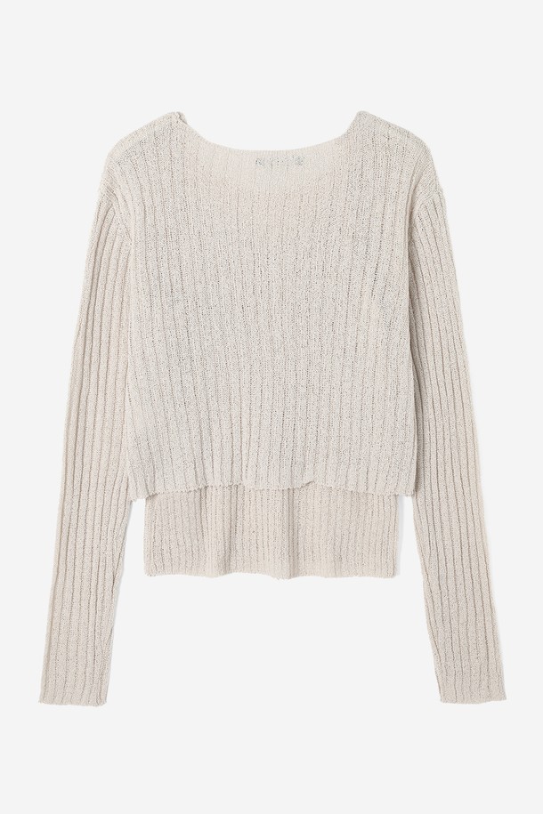 **여성 니트 앙상블 세트(HB8GDA1)**는 간절기 시즌에 적합한 여성 니트 앙상블 세트입니다. 아이보리, 베이지 컬러의 부드러운 니트 소재로 제작되어 포근한 착용감을 선사합니다. 크롭 기장의 브이넥 디자인에 골지 패턴과 긴 소매, 버튼 디테일이 더해져 미니멀하면서도 클래식한 스타일을 연출합니다. 얇은 두께감으로 봄, 가을에 가볍게 걸치기 좋으며, 크롭핏으로 트렌디함을 더했습니다. 일상에서 편안하게 착용하기 좋은 아이템입니다.
