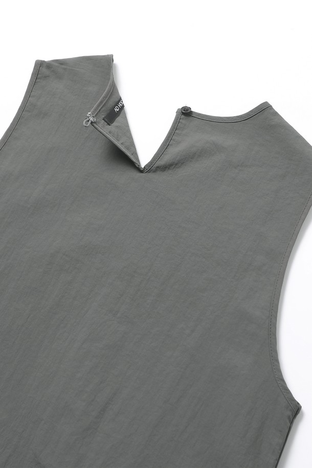 **여성 슬리브리스 스트링 투포켓 원피스(HB8OP50):**

미니멀하고 베이직한 스타일의 여성 슬리브리스 원피스입니다. 시원한 여름 소재로 제작되었으며, 얇은 두께감으로 편안한 착용감을 선사합니다. 라운드넥 디자인에 H라인 핏으로 깔끔한 실루엣을 연출하며, 양쪽에 투포켓이 있어 실용성을 더했습니다. 허리 부분의 스트링 디테일로 핏 조절이 가능하며, 카키와 그레이 두 가지 색상으로 출시되었습니다. 동네 마실룩이나 여행룩으로 활용하기 좋은 아이템입니다.
