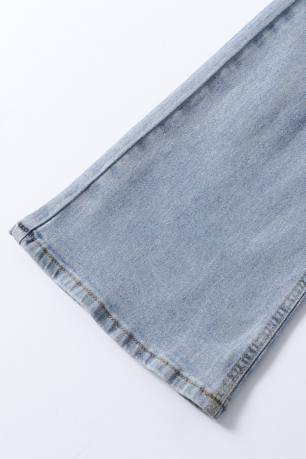 세련된 워싱 디테일이 돋보이는 여성 부츠컷 데님 팬츠입니다. 봄, 여름, 가을 시즌에 활용하기 좋은, 캐주얼하고 베이직한 스타일의 긴 기장 바지입니다. 연청 컬러와 레귤러핏 디자인으로 편안하면서도 트렌디한 핏을 연출합니다. 데이트룩, 모임룩 등 다양한 TPO에 미니멀한 스타일로 매치하여 멋스러운 코디를 완성해보세요. 워싱 처리된 데님 소재로 부드러운 착용감을 선사합니다.
