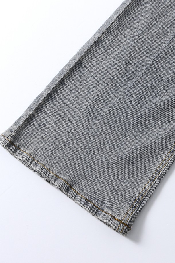 여성 부츠컷 워싱 데님 팬츠(HB7DP50)는 캐주얼하고 베이직한 스타일을 연출하기에 좋은 데님 팬츠입니다. 봄, 여름, 가을 계절에 착용하기 적합하며, 일상 및 데이트룩, 여행룩에 활용하기 좋습니다. 연청 컬러의 워싱 디테일이 돋보이며, 레귤러핏 부츠컷 디자인으로 다리가 길어 보이는 효과를 줍니다. 뻣뻣한 촉감의 데님 소재로 제작되어 튼튼하며, 유행을 타지 않는 미니멀한 스타일을 완성합니다.
