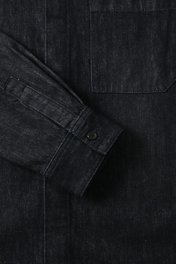 남성 원포켓 히든 버튼 데님 셔츠(HB7LS02)는 캐주얼, 클래식, 미니멀 스타일을 모두 아우르는 데님 셔츠입니다. 네이비 컬러의 무지 디자인으로, 봄, 가을에 착용하기 적합합니다. 레귤러 핏에 차이나 칼라가 돋보이며, 두꺼운 두께감과 뻣뻣한 촉감이 특징입니다. 히든 버튼 디테일과 원포켓 디자인이 깔끔함을 더해 출근룩이나 비즈니스 캐주얼에도 활용하기 좋습니다. 긴 소매 기장의 레귤러핏 데님 셔츠는 다양한 스타일을 연출할 수 있습니다.
