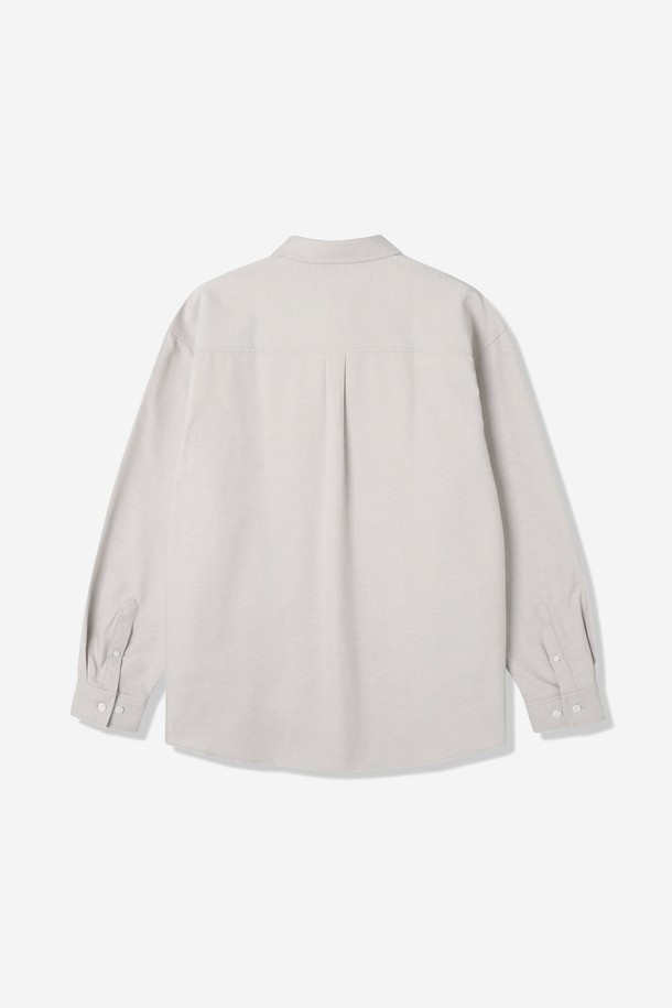 남성 베이직 원포켓 옥스포드 셔츠(HB8LS40)는 베이지 컬러의 면 소재로 제작되어 부드러운 촉감을 자랑합니다. 봄, 가을에 착용하기 좋으며, 레귤러 핏과 긴소매 기장으로 제작되어 편안한 착용감을 제공합니다. 차이나칼라 디자인과 미니멀한 스타일로, 출근룩이나 비즈니스 캐주얼에 활용하기 좋습니다. 옥스포드 셔츠 특유의 클래식한 분위기를 연출하며, 원포켓 디테일로 포인트를 더했습니다. 데일리룩, 특히 미니멀한 스타일을 선호하는 남성분들께 추천합니다.
