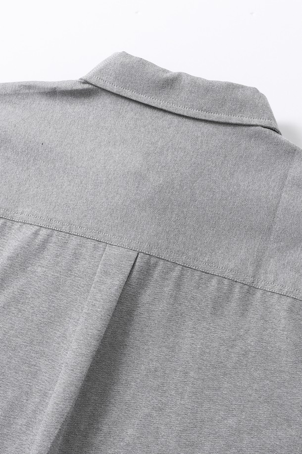 남성 베이직 원포켓 옥스포드 셔츠(HB8LS40)는 부드러운 촉감의 면 소재로 제작되어 사계절 내내 활용하기 좋은 아이템입니다. 레귤러 핏과 버튼다운 네크라인으로 클래식하고 미니멀한 스타일을 연출하며, 그레이 컬러와 무지 디자인으로 다양한 룩에 매치하기 용이합니다. 넉넉한 기장의 긴소매 셔츠로, 일상복뿐만 아니라 출근룩이나 비즈니스 캐주얼에도 활용할 수 있습니다. 깔끔한 원포켓 디테일이 돋보이는 옥스포드 셔츠는 베이직한 디자인으로 어떤 스타일에도 자연스럽게 어울립니다.
