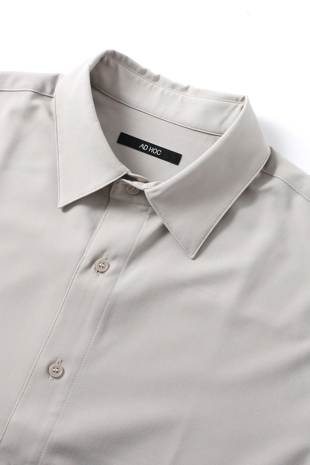 남성 우븐 베이직 긴팔 셔츠(HB8LS30)는 베이직한 디자인으로 출근룩과 비즈니스 캐주얼에 적합한 셔츠입니다. 사계절 모두 착용 가능하며, 베이지 컬러와 무지 패턴으로 어떤 스타일에도 쉽게 매치할 수 있습니다. 레귤러 기장의 핏과 카라넥 디자인은 클래식, 미니멀, 캐주얼 스타일을 모두 소화하며 단정하고 세련된 느낌을 줍니다. 우븐 소재로 제작되어 편안한 착용감을 제공하며, 긴소매 디자인으로 다양한 계절에 활용하기 좋습니다.
