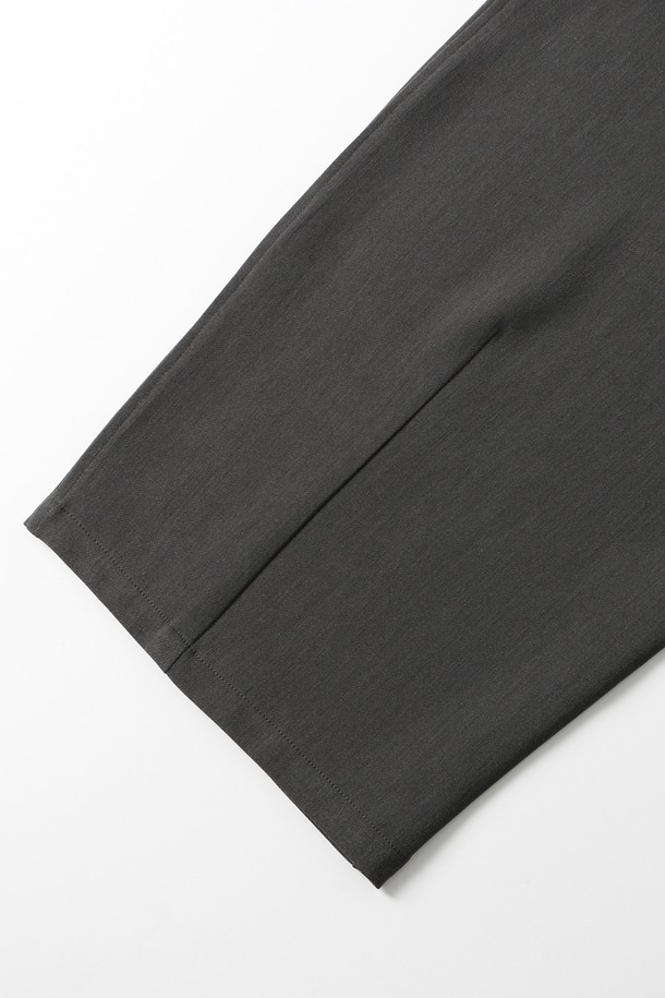 남성 투턱 와이드 밴딩 팬츠(HB8LP05)는 편안함과 스타일을 동시에 잡은 베이직 캐주얼 팬츠입니다. 톤 다운된 그레이 컬러로 어떤 상의에도 쉽게 매치할 수 있으며, 숏 기장으로 활동성을 높였습니다. 넉넉한 루즈핏 와이드 실루엣에 밴딩 허리 디자인으로 편안한 착용감을 제공합니다. 투턱 디테일이 더해져 더욱 세련된 핏을 연출합니다. 봄, 여름 시즌 데일리룩에 활용하기 좋은 아이템입니다.
