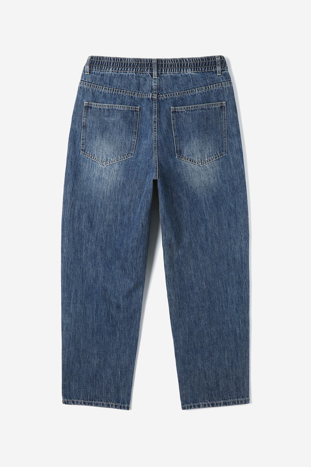 남성 배기핏 데님 팬츠(HB7DP02)는 캐주얼하고 미니멀한 스타일을 연출하기 좋은 아이템입니다. 봄, 가을 시즌에 적합하며, 톤 다운된 블루 컬러와 넉넉한 루즈핏으로 편안한 착용감을 선사합니다. 두꺼운 두께감의 데님 소재로 제작되어 뻣뻣한 촉감이 특징이며, 워싱 가공으로 빈티지한 멋을 더했습니다. 무지 디자인으로 다양한 상의와 손쉽게 매치하여 데일리룩을 완성할 수 있습니다.
