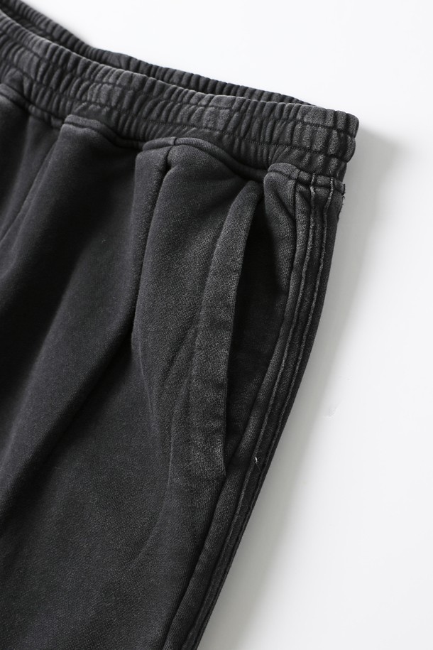 남성 풀밴딩 쭈리 팬츠(HB8LPA1)는 편안한 착용감을 선사하는 루즈핏 긴바지입니다. 부드러운 면 소재에 두꺼운 두께감으로 봄, 가을, 겨울 모두 활용 가능하며, 일상복으로 적합합니다. 밴딩 처리로 활동성을 높였으며, 쭈리 원단 특유의 포근한 촉감이 특징입니다. 차콜 색상의 무지 디자인으로 캐주얼하고 미니멀한 스타일을 연출하여 집콕룩, 산책룩 등 편안한 TPO에 잘 어울립니다.
