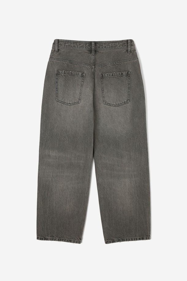 남성 옆선 디테일 포인트 데님 팬츠(HB9DP06)는 캐주얼 및 미니멀 스타일을 모두 소화할 수 있는 남성용 데님 팬츠입니다. 그레이 컬러의 무지 디자인으로, 봄, 가을에 착용하기 적합합니다. 뻣뻣한 촉감의 데님 소재로 제작되었으며, 와이드 핏과 루즈핏으로 편안한 착용감을 제공합니다. 옆선 디테일이 포인트로 들어가, 밋밋함을 덜고 스타일리시함을 더했습니다. 긴 기장으로 다양한 스타일 연출이 가능하며, 밴딩은 없습니다.
