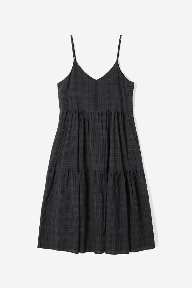 여성 슬리브리스 체크 원피스(HB8OP51)는 여름 시즌, 데일리룩과 휴가룩에 모두 활용하기 좋은 슬리브리스 원피스입니다. 부드러운 면과 폴리에스테르 혼방 소재로 제작되어 가볍고 편안한 착용감을 선사하며, 중간 두께감으로 비침 걱정 없이 입을 수 있습니다. 베이직하면서도 캐주얼한 체크 패턴과 V넥 디자인, 티어드 치마는 여성스러운 분위기를 연출하며, 루즈핏으로 편안하게 활동할 수 있습니다. 이너웨어 착용을 권장하며, 미니멀, 캐주얼, 리조트 스타일을 즐기는 분들께 추천합니다.
