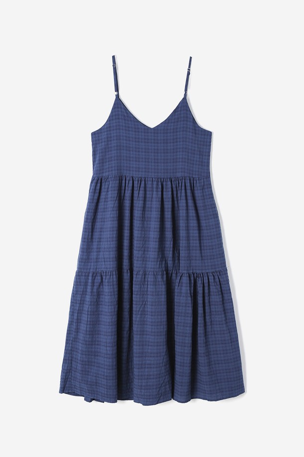 네이비 컬러의 여성 슬리브리스 체크 원피스(HB8OP51)입니다. 캐주얼한 스타일의 A라인 티어드 스커트 디자인으로, 여름철 시원하게 착용하기 좋습니다. 민소매와 V넥 라인이 시원한 느낌을 더하며, 루즈핏으로 편안한 착용감을 제공합니다. 데이트룩, 카페룩, 여행룩 등 다양한 TPO에 활용 가능하며, 미니멀, 클래식 스타일을 선호하는 분들께 추천합니다.
