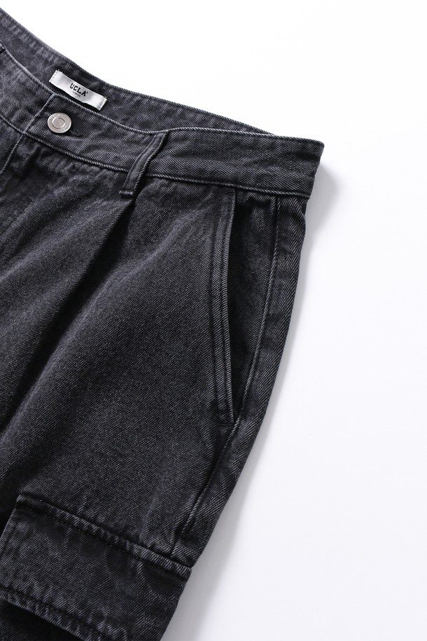 남녀공용 데일리 스몰로고 데님 원턱 와이드핏 팬츠[DK-GREY](UB8DP01_36)는 캐주얼과 미니멀 스타일을 모두 아우르는 데님 팬츠입니다. 다크그레이 컬러의 이 바지는 사계절 내내 활용 가능하며, 일상에서 편안하게 착용할 수 있습니다. 스몰 로고 디테일이 돋보이며, 와이드핏 디자인으로 트렌디한 스타일을 연출합니다. 원턱 디테일이 편안한 착용감을 제공하며, 데님 소재로 제작되어 튼튼합니다.
