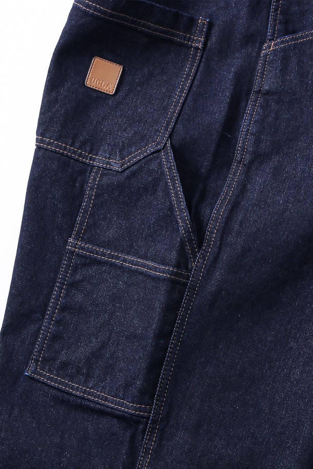 남녀공용 프레피 와이드 헤머루프 데님 팬츠[DP-INDIGO](UB8DP02_08)는 사계절 내내 활용하기 좋은 데님 팬츠입니다. 인디고 컬러의 무지 디자인으로 어떤 상의에도 잘 어울리며, 와이드 핏으로 편안한 착용감을 선사합니다. 프레피 스타일을 연출하기에 좋으며, 헤머루프 디테일이 특징입니다. 캐주얼, 프레피, 미니멀 스타일을 즐겨 입는 분들께 추천합니다. 넉넉한 와이드 핏으로 활동성을 높였습니다.
