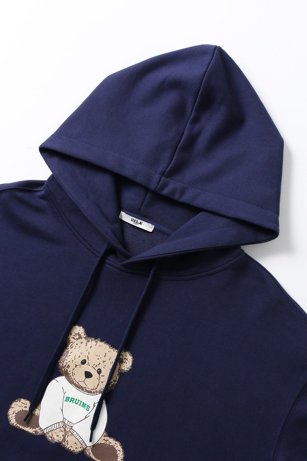 네이비 컬러의 남녀공용 프레피 릴 베어 후디입니다. 캐주얼하면서도 프레피한 스타일을 연출하기 좋으며, 가을과 겨울에 따뜻하게 입을 수 있습니다. 릴랙스 핏으로 편안한 착용감을 선사하며, 크롭 기장으로 트렌디함을 더했습니다. 후드 디자인과 곰 캐릭터 프린트가 귀여운 포인트를 더하는 긴소매 후드티셔츠입니다. 데일리룩으로 활용하기 좋은 아이템입니다.
