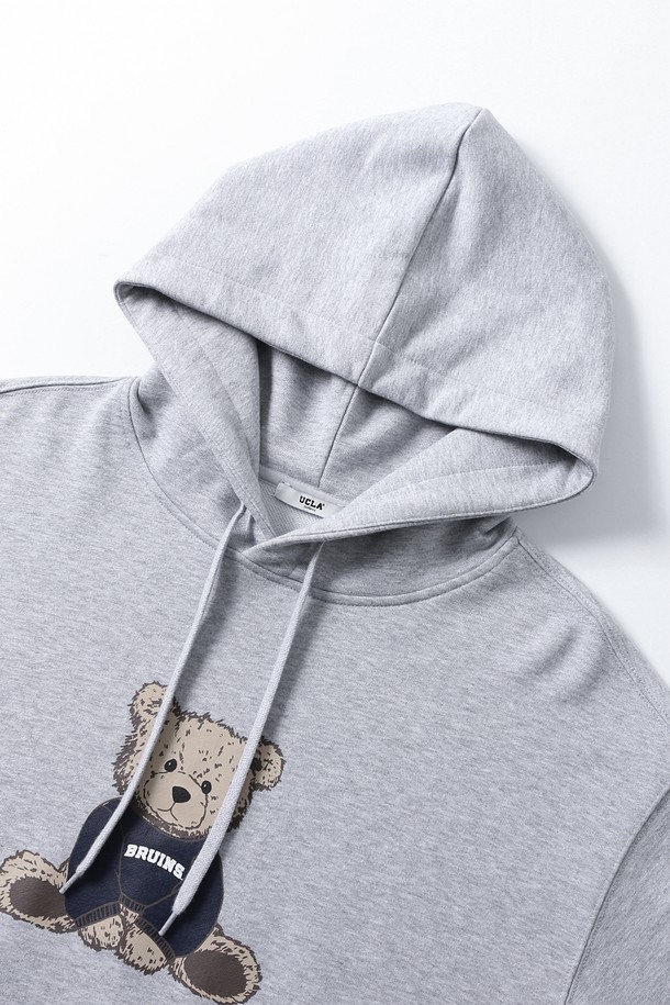 남녀공용 프레피 릴 베어 후디[M-GREY](UBALT37_51)는 부드러운 면 소재로 제작되어 편안한 착용감을 선사합니다. 릴랙스핏으로 디자인되어 활동성이 뛰어나며, 후드 디자인과 긴 소매로 간절기부터 겨울까지 따뜻하게 입을 수 있습니다. 그레이 색상에 귀여운 베어 캐릭터 프린트가 더해져 캐주얼하면서도 프레피한 스타일을 연출합니다. 캠핑룩이나 집콕룩 등 다양한 TPO에 활용 가능하며, 미니멀한 스타일을 선호하는 분들께도 추천합니다. 두꺼운 두께감으로 포근함을 더했습니다.
