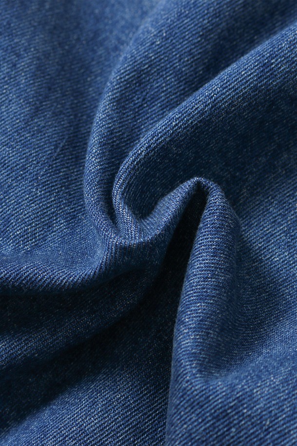 남녀공용 레트로 프레피 데님 셔츠[MD-INDIGO](UB8LS21_05)는 빈티지한 감성을 담은 인디고 컬러의 데님 셔츠입니다. 봄, 가을 시즌에 적합하며, 레트로와 프레피 스타일을 동시에 연출할 수 있습니다. 뻣뻣한 촉감의 두꺼운 데님 소재로 제작되었으며, 오버핏으로 편안한 착용감을 선사합니다. 카라 디자인에 긴소매, 무지 패턴으로 깔끔함을 더했으며, 버튼 여밈 방식으로 클래식한 매력을 더했습니다. 일상복으로 활용하기 좋은 디자인입니다.
