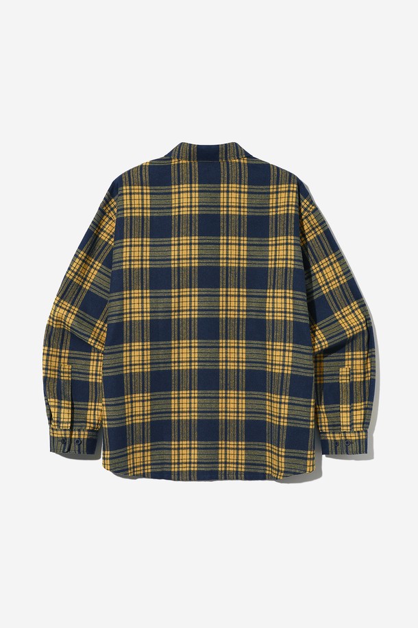 남녀공용 스트릿 심볼라벨 체크셔츠[MUSTARD](UB9LS21_79)는 가을, 겨울 시즌에 어울리는 레귤러핏 셔츠입니다. 머스타드와 블랙 두 가지 색상으로 출시되었으며, 캐주얼과 스트릿 스타일을 모두 소화할 수 있습니다. 두꺼운 두께감의 면 소재로 제작되어 따뜻하고 편안한 착용감을 제공하며, 체크 패턴과 긴 소매가 특징입니다. 카라넥 디자인에 심볼라벨 디테일이 더해져 개성 있는 스타일을 연출합니다. 일상생활에서 폭넓게 활용하기 좋은 아이템입니다.
