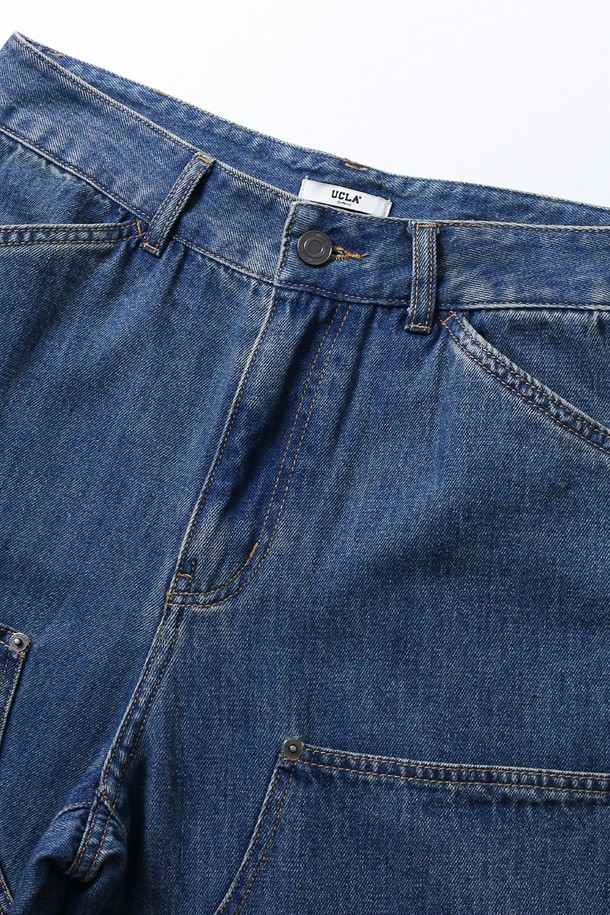 **남녀공용 레트로 프레피 더블니 데님 팬츠[MD-INDIGO](UB8DP21_05)는 빈티지한 감성을 자극하는 데님 반바지입니다.** 인디고 컬러의 데님 소재로 제작되었으며, 레트로와 프레피 스타일을 동시에 연출할 수 있습니다. 허벅지 부분에 덧대어진 더블니 디테일이 특징이며, 레귤러핏으로 편안한 착용감을 선사합니다. 봄, 가을 시즌에 활용하기 좋으며, 무지 패턴으로 다양한 상의와 손쉽게 매치할 수 있습니다. 뻣뻣한 촉감의 데님 소재가 클래식한 무드를 더합니다.
