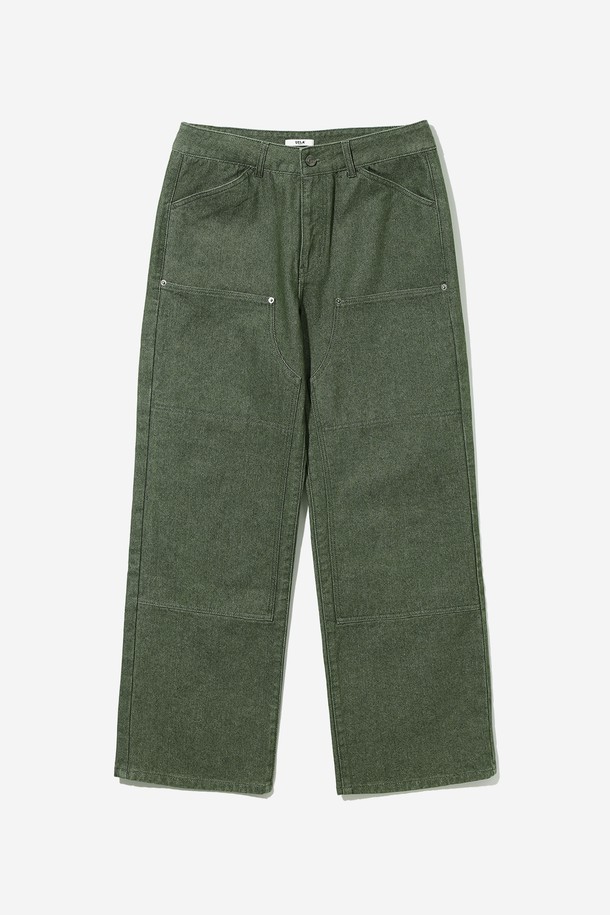 남녀공용 레트로 프레피 더블니 데님 팬츠[KHAKI](UB8DP21_65)는 봄, 가을에 어울리는 데이트룩 연출을 위한 필수 아이템입니다. 100% 데님 소재, 두꺼운 두께감과 뻣뻣한 촉감으로 탄탄한 착용감을 선사하며, 루즈핏 와이드 실루엣으로 편안한 활동성을 보장합니다. 카키 컬러의 무지 디자인에 더블니 디테일이 더해져 레트로, 프레피, 캐주얼 스타일을 모두 소화할 수 있습니다. 
