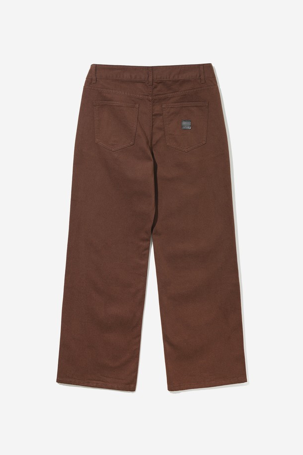 남녀공용 프레피 오버 와이드 칼라 데님 팬츠[BROWN](UB8DP20_55)는 프레피 스타일을 지향하는 분들을 위한 브라운 컬러의 데님 팬츠입니다. 넉넉한 오버핏과 와이드 실루엣으로 편안한 착용감을 선사하며, 봄, 가을 시즌에 활용하기 좋습니다. 데님 소재 특유의 견고함과 무지 패턴으로 다양한 상의와 손쉽게 매치할 수 있습니다. 출근룩과 모임룩 등 TPO에 구애받지 않고 캐주얼, 프레피, 미니멀 스타일을 모두 소화 가능합니다. 칼라 디테일이 돋보이는 디자인으로, 개성 있는 스타일을 연출해보세요.
