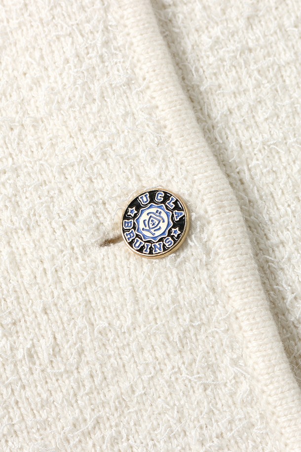 여성 프레피 메달리온 수츠 카디건[CREAM] (UB8GD50_21)은 부드러운 니트 소재로 제작되어 봄, 가을에 착용하기 좋은 얇은 두께의 크롭 기장 카디건입니다. 라운드넥 디자인에 긴 소매, 레귤러핏으로 제작되었으며, 클래식하고 프레피한 무드를 연출합니다. 무지 패턴에 메달리온 디테일이 포인트로 더해져 세련된 느낌을 줍니다. 데이트룩이나 모임룩에 활용하여 미니멀하면서도 스타일리시한 룩을 완성해 보세요. 버튼 여밈 방식으로 간편하게 착용할 수 있습니다.
