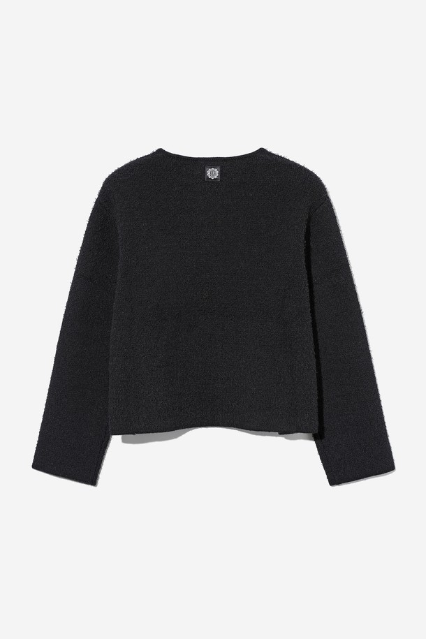 여성 프레피 메달리온 수츠 카디건[BLACK](UB8GD50_39)은 가을과 겨울에 어울리는 여성용 니트 카디건입니다. 부드러운 촉감의 니트 소재로 제작되었으며, 라운드넥에 긴소매, 레귤러핏 크롭 기장으로 디자인되었습니다. 블랙 컬러에 메달리온 패턴이 더해져 프레피 스타일을 연출하며, 버튼 여밈 방식으로 편안하게 착용할 수 있습니다. 데이트룩, 모임룩 등 다양한 TPO에 클래식, 프레피, 캐주얼 스타일로 활용하기 좋습니다. 두꺼운 두께감으로 따뜻함을 더했습니다.
