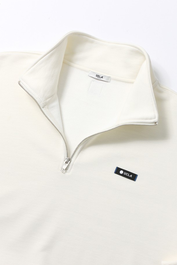 남녀공용 데일리 스몰로고 하프집업[CREAM](UB9LT37_21)은 부드러운 촉감의 면 소재로 제작되어 편안한 착용감을 선사합니다. 베이직한 디자인에 캐주얼한 스타일을 더해 데일리룩 또는 일상복으로 활용하기 좋습니다. 크림 컬러에 스몰 로고 패턴이 은은하게 포인트가 되어 미니멀한 매력을 더합니다. 긴 소매와 하프넥 디자인, 레귤러핏으로 봄, 가을 시즌에 활용하기 좋은 아이템입니다. 집업 스타일로 간편하게 착용 가능합니다.
