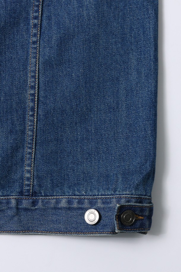 남녀공용 레트로 프레피 데님 트러커 재킷[MD-INDIGO](UB9DJ03_05)은 유행을 타지 않는 디자인으로, 데이트룩과 모임룩을 위한 완벽한 아이템입니다. 뻣뻣한 촉감의 두꺼운 데님 소재로 제작되어 튼튼하며, 워싱 디테일이 빈티지한 멋을 더합니다. 레귤러핏으로 편안하게 착용 가능하며, 버튼 여밈 방식으로 클래식한 매력을 선사합니다. 봄, 가을 시즌에 어울리는 긴 소매 크롭 기장의 인디고 컬러 데님 재킷으로, 레트로, 클래식, 캐주얼 스타일을 모두 소화할 수 있습니다.
