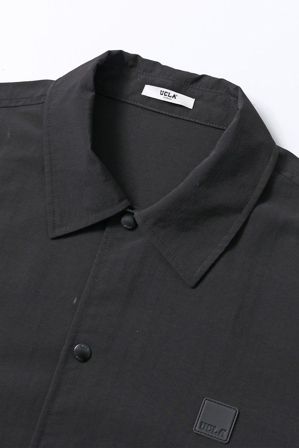 남녀공용 레트로 프레피 홑겹 셔켓[BLACK](UB8UJ20_39)은 봄, 가을에 어울리는 얇은 두께의 블랙 컬러 셔켓입니다. 남녀 모두 착용 가능한 오버핏 디자인으로, 레트로, 프레피 스타일을 연출하기 좋습니다. 데이트룩, 미니멀한 스타일을 선호하는 분들께 추천하며, 무지 패턴에 버튼 여밈 방식과 긴 소매 기장, 크롭 기장으로 세련된 핏을 제공합니다. 홑겹으로 제작되어 가볍게 걸치기 좋고, 다양한 TPO에 활용할 수 있습니다.
