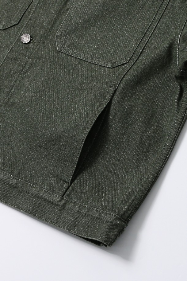 남녀공용 레트로 프레피 데님 트러커 재킷[KHAKI](UB9DJ03_65)은 캐주얼한 스타일을 추구하는 분들을 위한 아이템입니다. 카키 색상의 무지 데님 소재로 제작되었으며, 봄, 가을에 적합한 두꺼운 두께감을 자랑합니다. 레귤러핏으로 편안하게 착용 가능하며, 크롭 기장과 버튼 여밈 방식, 그리고 포켓 디테일이 특징입니다. 뻣뻣한 촉감과 긴 소매 기장이 레트로 무드를 더하며 프레피 스타일을 연출하기 좋습니다.
