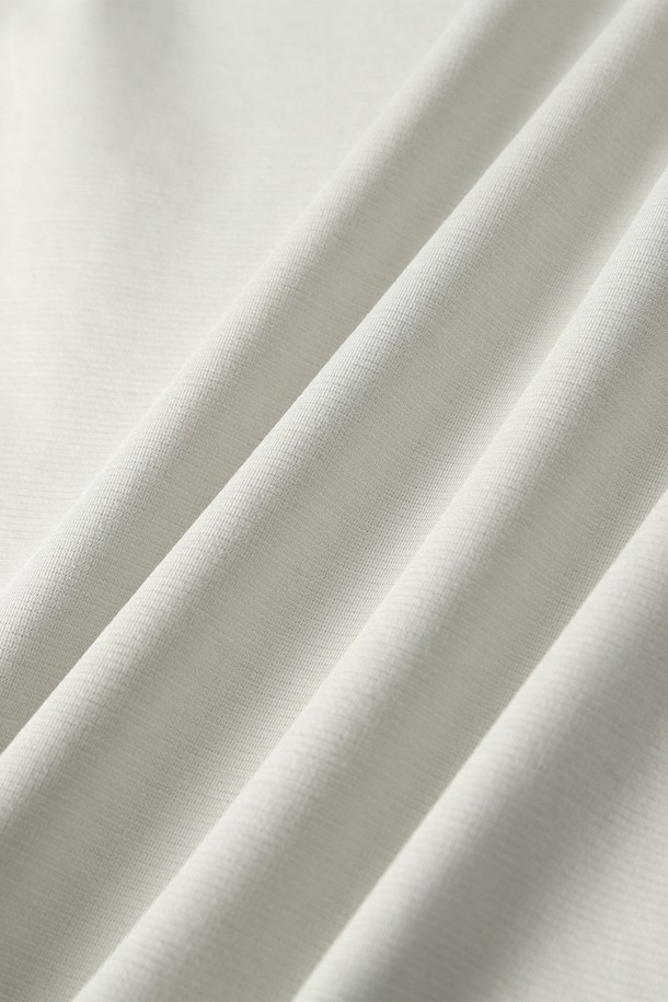 남성 분또 베이직 라운드 긴팔티(HBRLT30)는 부드러운 면 소재로 제작되어 봄, 가을 간절기에 활용하기 좋은 제품입니다. 베이직핏으로 편안한 착용감을 선사하며, 라운드넥 디자인과 베이지, 그레이 두 가지 기본 컬러로 미니멀한 스타일을 연출합니다. 출근룩이나 데이트룩과 같이 다양한 TPO에 매치하기 좋으며, 미니멀, 클래식, 캐주얼 등 폭넓은 스타일을 소화합니다. 심플한 로고 디테일이 돋보이는 긴소매 티셔츠로, 데일리 아이템으로 활용하기 좋습니다.
